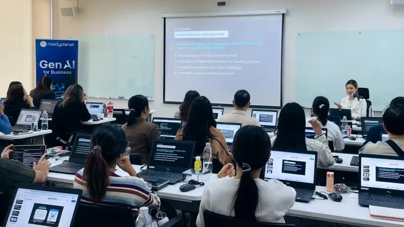 บรรยากาศคลาส GenAI for Business ผู้เข้าอบรมลงมือทำจริง และวิทยากรบรรยายหน้าจอโปรเจกเตอร์
