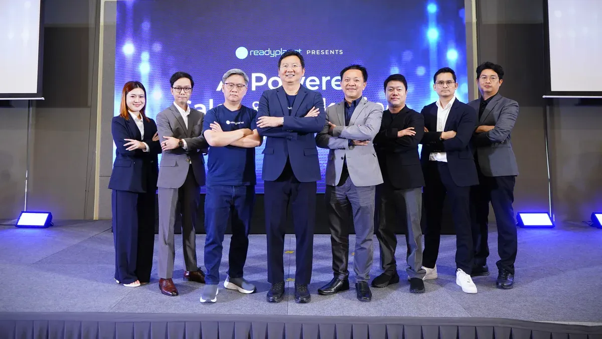 ภาพถ่ายรวมผู้บริหารและวิทยากรบนเวทีงาน AI-Powered Sales & Marketing Summit 2026