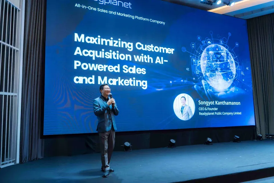การบรรยายบนเวทีหัวข้อ Maximizing Customer Acquisition with AI-Powered Sales and Marketing